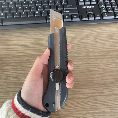 Couteau de service à main en plastique noir de 25 mm avec verrouillage rotatif pour feuille mince