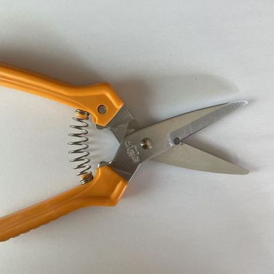Ciseaux multifonction avec poignée orange ergonomique