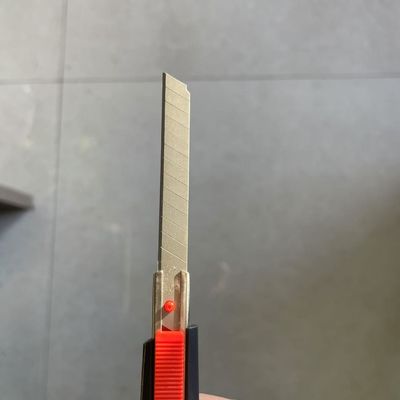 12 lames de cutter à 9 mm avec une épaisseur de lame de 0,35 mm et un angle de coupe de 60 degrés pour une coupe de précision