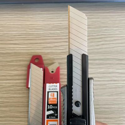 Le couteau de précision de 14 segments à lame de 18 mm coupe précise de couleur PPF