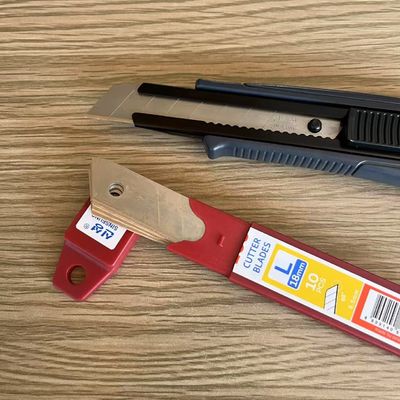 Lames de coupe polyvalentes de 18 mm adaptées à diverses tâches de coupe Largeur de 18 mm Fréquence de remplacement varie selon l'utilisation
