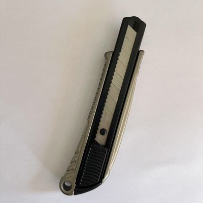 Couteau utilitaire pour cloisons sèches de 18 mm avec mécanisme de verrouillage pour une coupe lisse et sûre