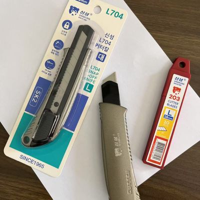 Manche antidérapant pour cutter 18mm avec protection de lame pour une manipulation sûre, 1 cutter inclus