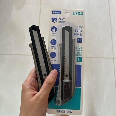 Un couteau utilitaire de 18 mm L704 avec une lame de 100 mm et une lame SK2 en aluminium durable