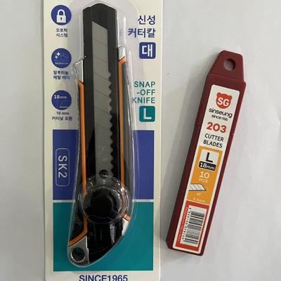 Couteau à lame rétractable ergonomique de 18 mm avec manche noir et orange