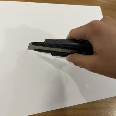 18 mm largeur de lame couteau multifonctionnel avec un bouton de changement rapide mécanisme fournissant des changements de lame et des performances de coupe